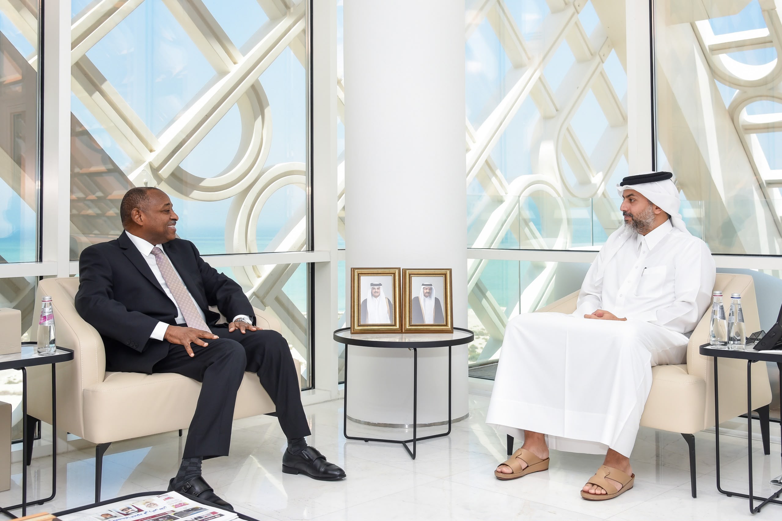 الرئيس التنفيذي لهيئة المناطق الحرة سعادة الشيخ محمد بن حمد بن فيصل آل ثاني خلال اجتماعه مع سعادة السيد بدرالدين عبدالله محمد أحمد، سفير جمهورية السودان لدى دولة قطر